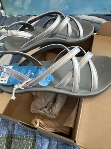 NEW Olukai Kids Girl Kalapu Silver/Pale Grey Size G4 NWT Girls Sandals - Picture 1 of 3