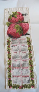 Toalla de tela de lino calendario 1967 vintage tela colgante fresas 28 x9 - Imagen 1 de 5