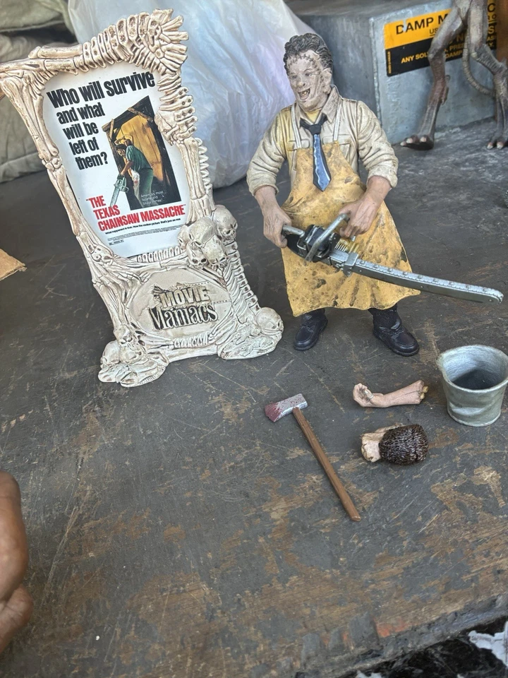 Figura de acción McFarlane Toys The Texas Chainsaw Massacre Leatherface 18 pulgadas  Foto 1 de 4