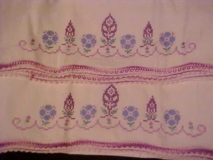 SALE!! Vintage bestickte Kissenbezüge mit lila & blauen Blumen SALE!! - Bild 1 von 5