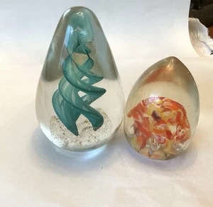 Vtg 2 Paperweights One Signed Monte Dunlevy Green Bubbles & Multi Color Oranges - Picture 1 of 6