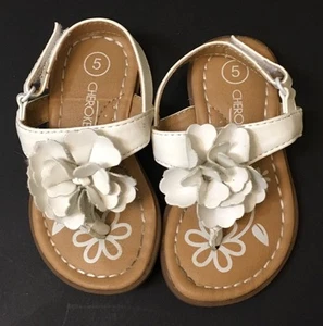 Toddler Cherokee Jess Faux White Leather Thong Sandals with Flower Detail 5 - Picture 1 of 5