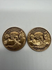 Two Mount Rushmore National Monument Coin Tokens Uncirculated Black Hills SD - Imagen 1 de 10