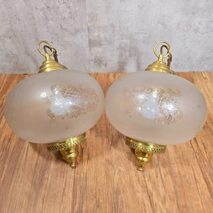 Coppia di grandi globi in vetro smerigliato inciso e plafoniere in ottone vintage - Foto 1 di 24