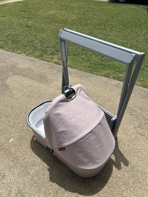UPPAbaby Vista  V2 Bassinet and Stand In Pink/Grey USED - Image 1 of 4