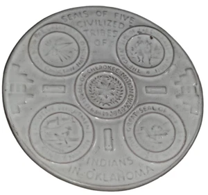 Frankoma Cerámica Trivet Sello de Cinco Tribus Civilizadas de Indios Oklahoma EE. UU. - Imagen 1 de 9