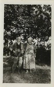 ALTES FOTO - VINTAGE SCHNAPPSCHUSS - ALTES LIEBESPAAR BAUM GARTEN - LIEBHABER - Bild 1 von 1