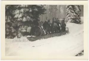 INVIERNO Esquí Hombres Mujeres Esquiadores Nieve Madera Trineo Trineo cuesta arriba Instantánea Original - Imagen 1 de 1
