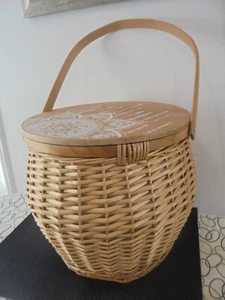 New Insulated ROUND PICNIC BASKET Pattern Cheeseboard Lid. Beach Or Picnics # - Picture 1 of 5