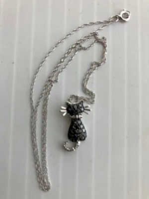 Collar Gatito Redondo Diamantes Blanco y Negro 1/3 ct. t.w. en oro blanco de 14K Foto 1 de 2