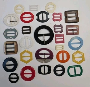 Vintage Posten 28 bunte Kunststoff Gürtelschnallen oder Schal Slides - Bild 1 von 7