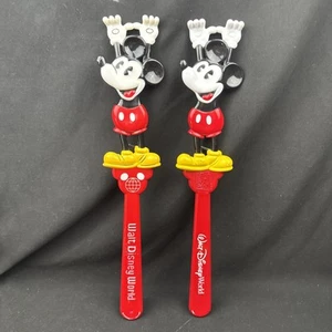Par de rascadores traseros de Mickey Mouse rojo vintage de Disney World Epcot y castillo - Imagen 1 de 23