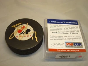 Disco de Hockey Steve Yzerman Firmado por el Equipo Canadá Autografiado PSA/ADN Certificado de Autenticidad 1A - Imagen 1 de 3