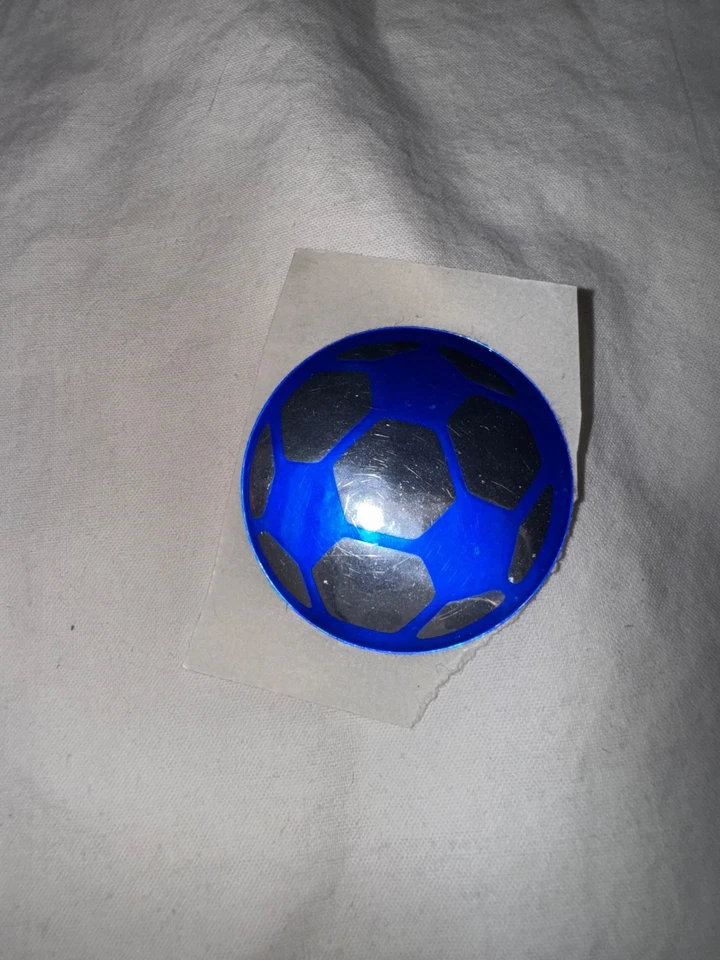 Pegatina reflectante vintage azul y plata balón de fútbol años ochenta rara laminada Foto 1 de 2