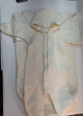 LOTE DE 2 Body Bebé Con Capucha Bordado Cremallera y Bunting Manta Blanco Foto 1 de 4