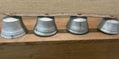 Campanas de trineo de carro con correa de metal antiguas tienda general primitivas Foto 1 de 4