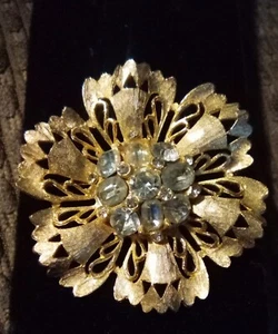 Broche alfiler estilo encaje redondo de 2 pulgadas con centro de estrás en tono dorado - Imagen 1 de 3