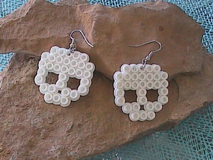 Perler Bead Skull Dangle Earrings - Imagen 1 de 3