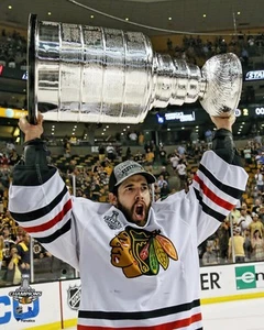 Corey Crawford Blackhawks Unsigned 2013 Stanley Cup Champs Raise Cup Photo - Picture 1 of 1