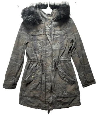 Parka de camuflaje para mujer American Eagle Outfitters capucha de piel sintética talla XS bolsillos Foto 1 de 4
