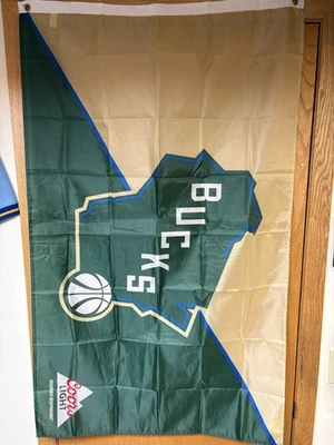 Milwaukee Bucks Bandera 28" x 48” NBA Baloncesto Coors Luz Pared Bandera Bandera Bandera Wisco Foto 1 de 4