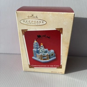 Hallmark Keepsake Ornament 2003 Christmastime in the City Santa Flying Over - Bild 1 von 9