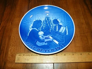 1971 BING & GRONDAHL Porcelain Christmas Plate "AT HOME" - Made in Denmark - Picture 1 of 4