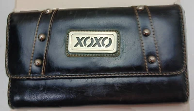 XOXO Cartera de Cuero Vinilo Negro Triple Pliegue con Etiqueta de Metal Tono Plateado y Tachuelas Foto 1 de 4