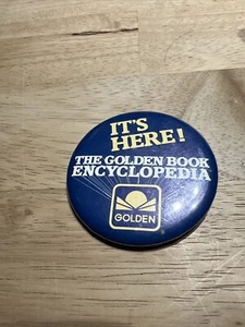 Vintage ¡ESTÁ AQUÍ! / Pinback botón promocional THE GOLDEN BOOK ENCYCLOPEDIA - Imagen 1 de 3