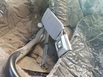 Cinturón de seguridad trasero izquierdo Ford Mustang GT 92 hatchback gris receptor femenino  Foto 1 de 4