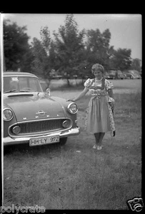 Portrait femme à côté voiture ancienne Opel - ancien négatif photo an.1950 - Imagen 1 de 1