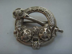 SCOTTISH SILVER SMALL CELTIC BROOCH MAKER Bs & Co  GLASGOW 1943 - Picture 1 of 1