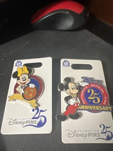 2 prendedores auténticos de Mickey y Minnie Mouse de 25 años de intercambio de prendedores de Disney - Imagen 1 de 2