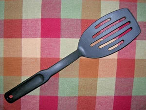 Pampered Chef Schwarz Nylon Schlitz Spatel 2351 Flipper Wender Hitzebeständig USA - Bild 1 von 3