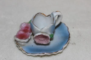 VINTAGE 1950ER MINIATUR TASSE & UNTERTASSE HERGESTELLT IN JAPAN ROSA 3D BLUMEN BLAU WEISS - Bild 1 von 5