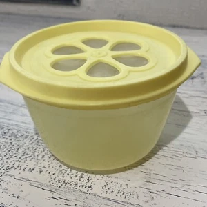 Vintage Rubbermaid Yellow Bowl With Daisy Flower Lid - 2 Cup - - Picture 1 of 5
