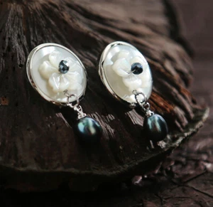 B12 Ohrringe Blume aus Perlmutt mit dunkler Perle Sterling Silber 925 - Bild 1 von 3