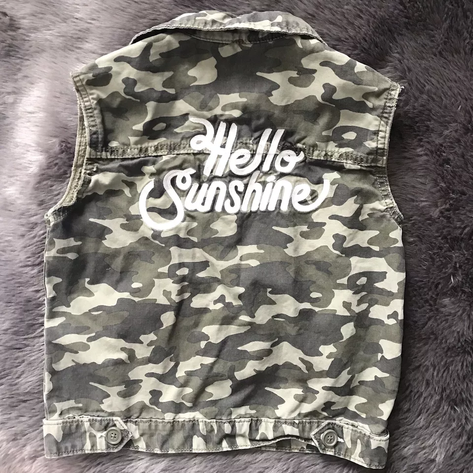 Chaleco bordado camuflaje Gymboree Go Outside talla pequeña (5-6) desgastado Foto 1 de 4