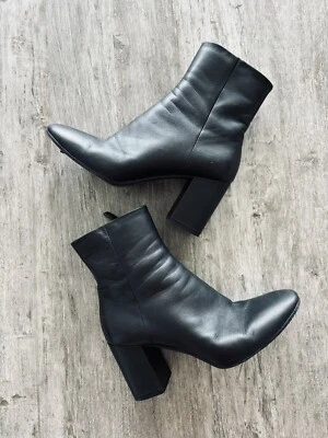 Botas femininas BALENCIAGA tornozelo couro preto salto bloco logotipo EUA 9 ITÁLIA - Imagem 1 de 4