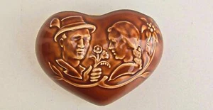 Jarrón de pared de cerámica de Villeroy & Boch, Dresde, cazador con niña, forma de corazón - Imagen 1 de 9