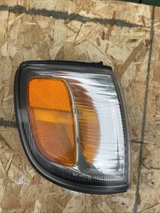 99-02 4RUNNER Passenger Corner Park Light Lamp Marker Turn Signal Fits 18067 OEM - Picture 1 of 8