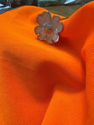 Leg gold with white pearl bead and white flower/pin Lilla rose flex hair clip - Image 1 of 4