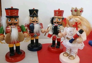 4 Nussknacker aus Holz 5,5 Zoll deutscher Folklore-Stil Vintage traditionelle Figuren 2000er - Bild 1 von 9