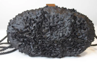 Bolso sin asas Sondra Roberts negro satinado con apliques florales noche fiesta Foto 1 de 4