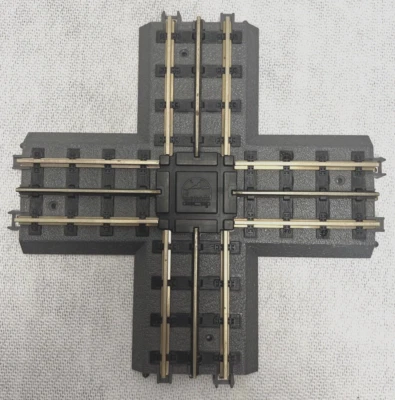 MTH O-GAUGE REALTRAX TRACKS 90 DEGREE CROSSING TRACK SECTION - Image 1 of 2