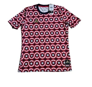 Camiseta Adidas Marvel MLS Calce Mediano Ajustado Pre-Partido Capitán América Precio de venta sugerido por el fabricante $70. Nuevo con etiquetas - Imagen 1 de 9