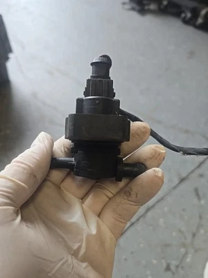 Válvula de purga de bote de vapor Mercedes-Benz C300 2010-2013 0004701593 OEM. Foto 1 de 4