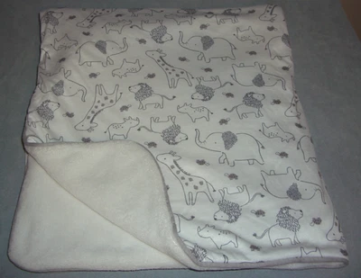 Manta bebé Carters Child of Mine ANIMALES DE SAFARI gris/blanco elefante león rinoceronte Foto 1 de 4