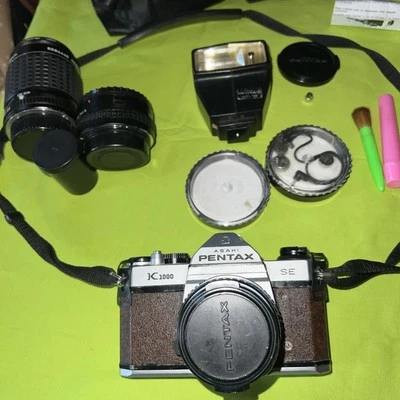 Cámara Pentax K-1000 Asahi con lente de 2 - 50 mm 135 mm, accesorios y estuche de cuero Foto 1 de 4