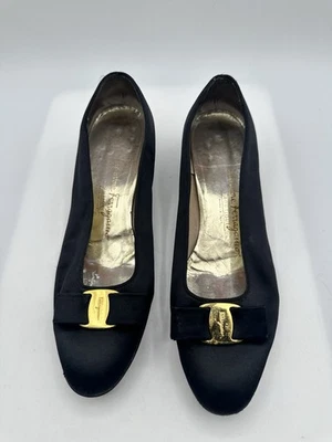 Zapatos de tacón vintage Salvatore Ferragamo Boutique Vara con lazo negro satinado talla 10B Foto 1 de 4